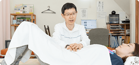 内臓オステオパシーの施術風景